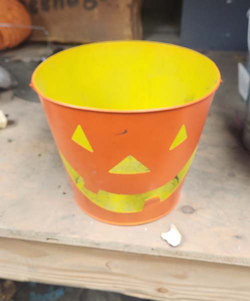 Pail style jack-o-lantern