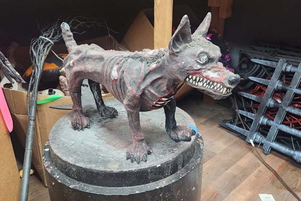 Dog with wounds, lights flash and howling, battery