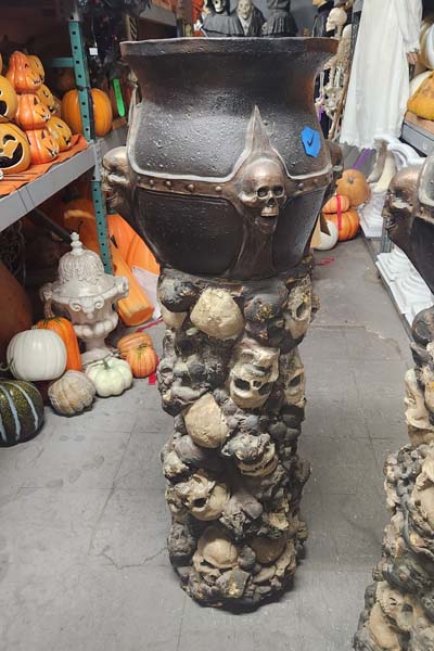 Calderon on skulls pillar